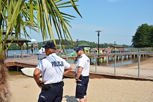 Policyjni wodniacy na plaży