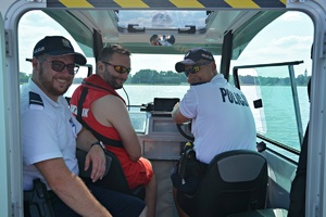 Policyjni wodniacy, wspólnie z ratownikiem WOPR, patrolują jezioro