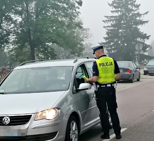 Policjant kontroluje trzeźwość kierowcy