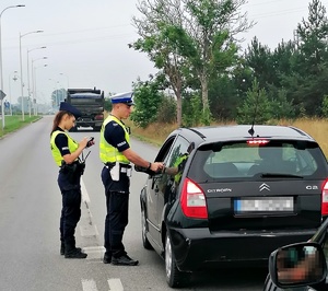 Policjant kontroluje trzeźwość kierowcy