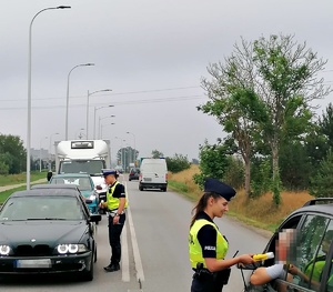 Policjanci kontrolują trzeźwość kierowców