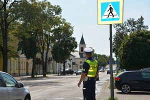 Policjant przy przejściu dla pieszych