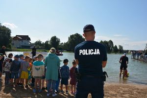 Policjant i dzieci na wodą