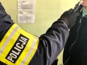 Policjant sprawdza trzeźwość zatrzymanego