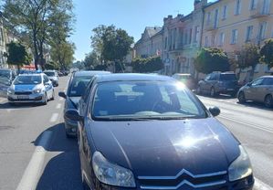 Auta na jezdni tle radiowóz