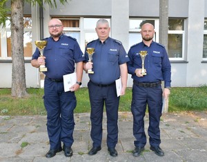trzech policjantów z pucharami