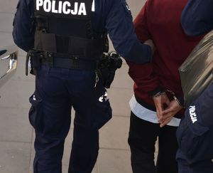 Policjant z zatrzymanym w kajdankach