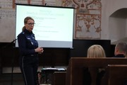 Policjantka podczas prelekcji na Seminarium szkoleniowym w Muzeum w Tykocinie
