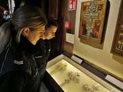 Policjantki zwiedzają muzeum, oglądają eksponaty w gablotach