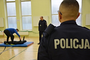 Dzień Kandydata, policjanci spotykają się z kandydatami do służby w Policji, zajęcia na sali gimnastycznej