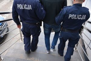 Policjanci z zatrzymanym mężczyzną