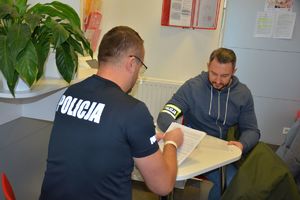 Policjanci wypełniają kwestionariusze