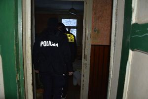 Mundurowi w pustostanie