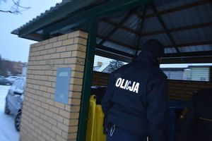 Patrol policjant i strażnik miejski w wiacie śmietnikowej