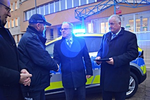 Prezydent Miasta i Starosta Suwalski przekazują auto policjantowi