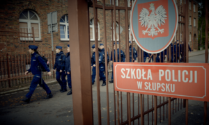 Słuchacze Szkoły Policji w Słupsku, brama, szyld szkoły, godło