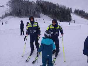 Patrol policji na nartach