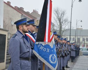 Policjanci ze sztandarem