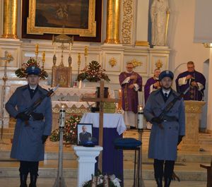 Policjanci w kościele podczas pogrzebu