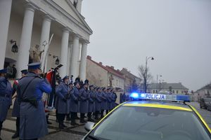Policjanci i radiowóz przed kościołem