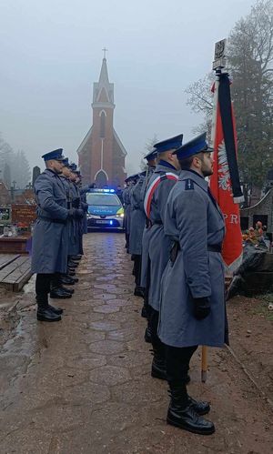 kompania policjantów na cmentarzu