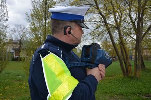 Policjant mierzy predkość