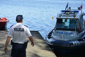 Policjant przy łódce