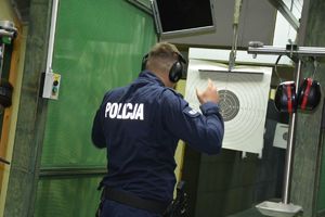 policjant zdejmuje ochronniki słuchu po wykonaniu strzelania