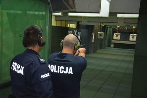 Policjant na strzelnicy