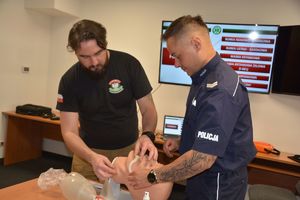 Policjant ćwiczy udzielanie pomocy