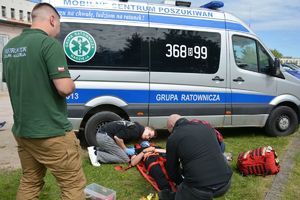 Policjanci ćwiczą udzielanie pierwszej pomocy
