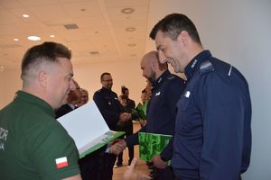 Policjant otrzymuje dyplom