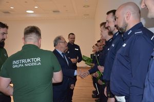 Policjanci otrzymują dyplomy