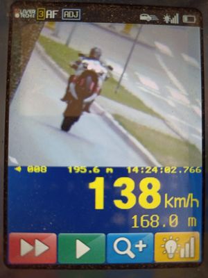zdjęcie z radaru motocyklista jedzie na jednym kole