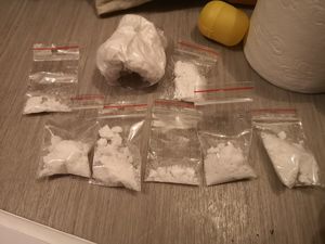 narkotyki biały proszek w torebkach