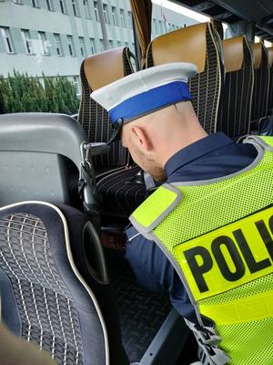 Policjant kontroluje autobus