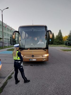 Policjantka kontroluje autobus