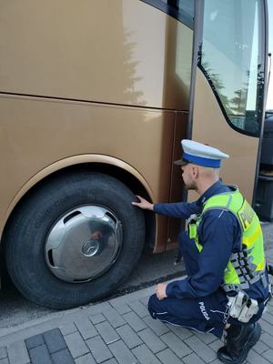 Policjant kontroluje autobus