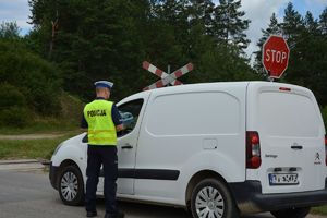 Policjant przy przejeździe kolejowym