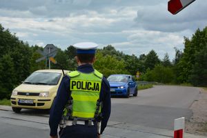 Policjant przy przejeździe kolejowym