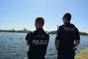 Policjanci patrolują akwen wodny