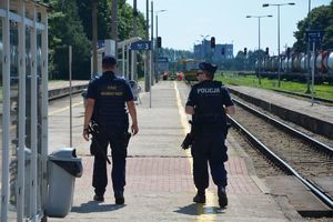 Policjant i strażnik na dworcu