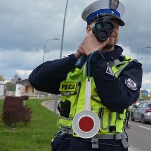 Policjant mierzy prędkość pojazdów