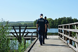 Policjanci na pomoście