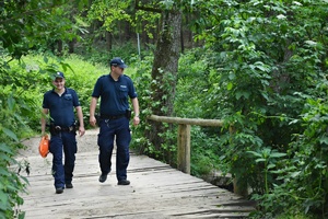 Policjanci na pomoście z bojką ratunkową