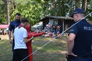 policjanci, harcerz, manekin