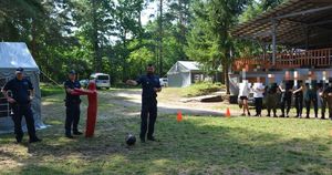 policjanci i harcerze oraz manekin