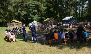 policjanci i harcerze