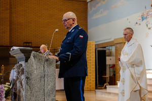 Policjant przy mównicy na ołtarzu w kościele