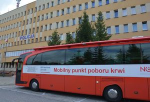 krwiobus pod budynkiem Policji